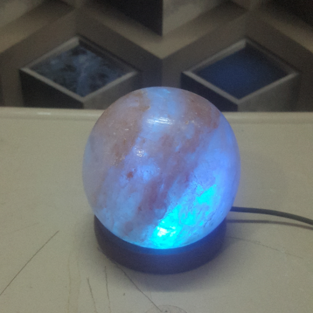 himalayan usb sphere lamp (pink) with light